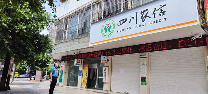 1663272792288671.jpg 2行領(lǐng)導(dǎo)帶隊(duì)檢查營業(yè)網(wǎng)點(diǎn)疫情防控情況.jpg