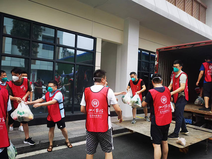 2.為群眾配送生活保障物資.jpg