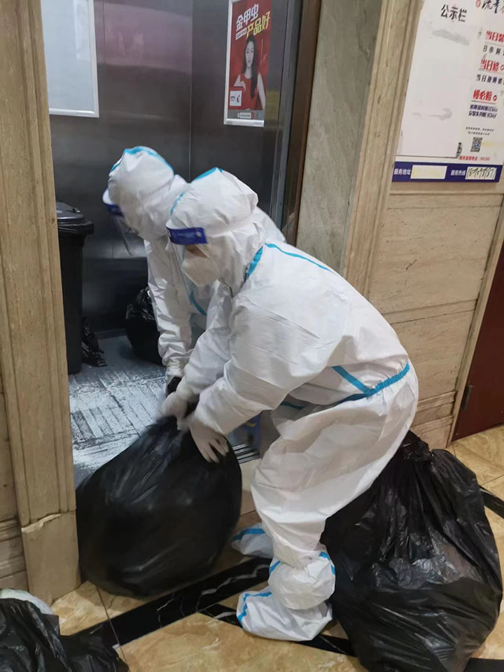 6.志愿者正清理高風(fēng)險(xiǎn)小區(qū)生活垃圾.jpg