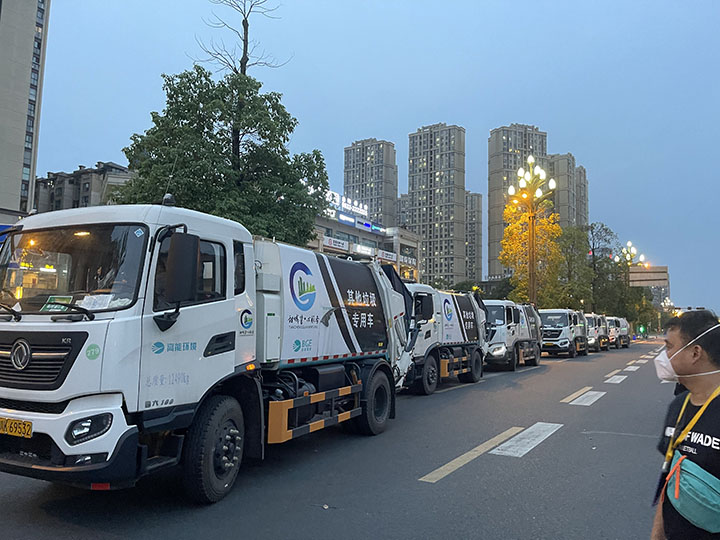 3城區(qū)垃圾清運(yùn)車輛集結(jié)待命.jpg