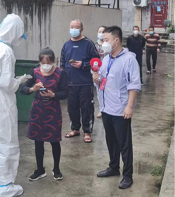 1羅德潤引導(dǎo)居民有序排隊(duì)采集核酸.png