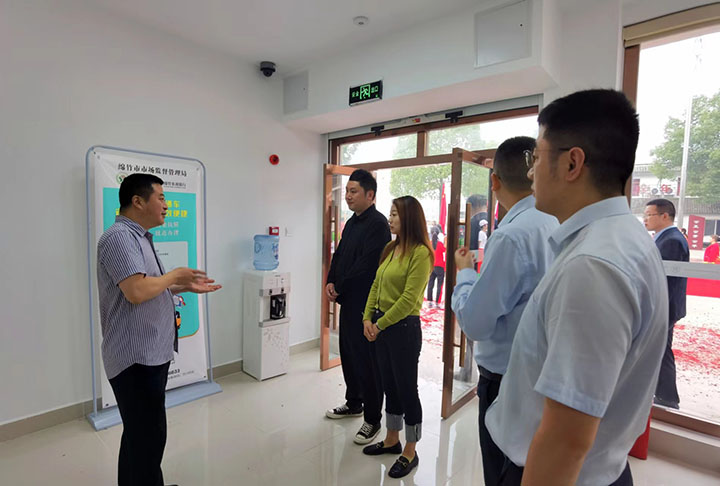 1664506080715885.jpg 3綿竹農(nóng)商銀行行長與村干部進行交流.jpg