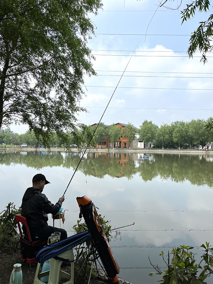 垂釣大賽成為雙龍?zhí)飯@綜合體的“招牌大菜”.jpg