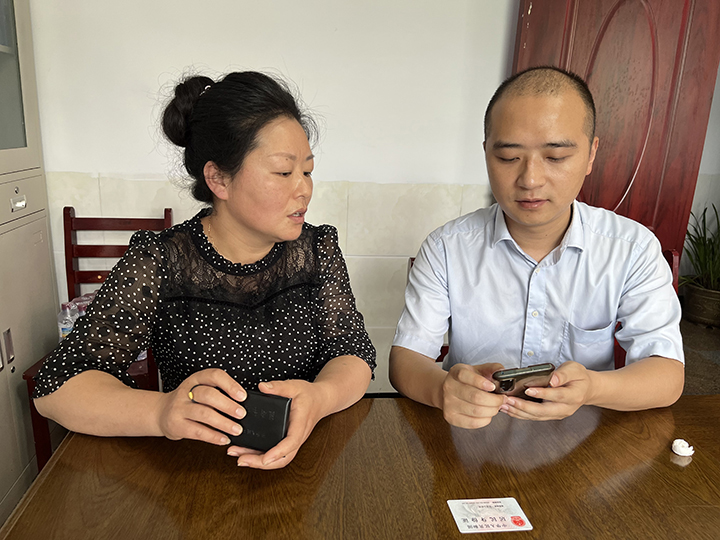 客戶經(jīng)理現(xiàn)場為新型農(nóng)業(yè)經(jīng)營主體負責人線上采集信息 王梓自 攝.jpg