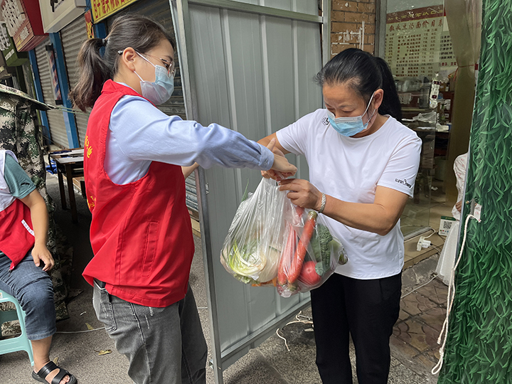 瀘州農(nóng)商銀行志愿者為管控區(qū)域群眾送生活物資.jpg