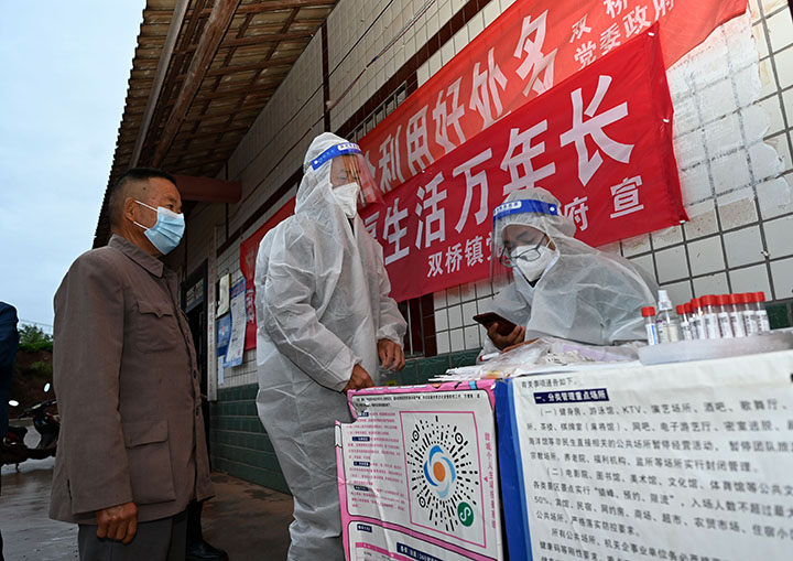 2核酸采樣流動(dòng)小分隊(duì)醫(yī)護(hù)人員正在為群眾登記信息.jpg