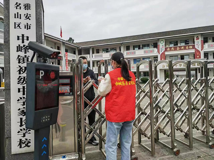 1665988712529153.jpg 1雅安農(nóng)商銀行及時(shí)將急需資金送到學(xué)校.jpg