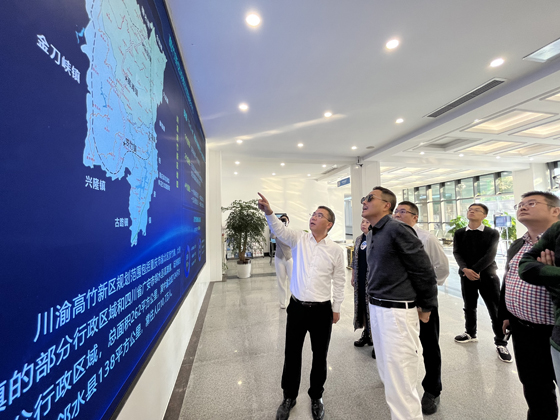 1666345232169338.jpg 賈晉一行在高竹新區(qū)稅費(fèi)征管服務(wù)中心了解情況.jpg