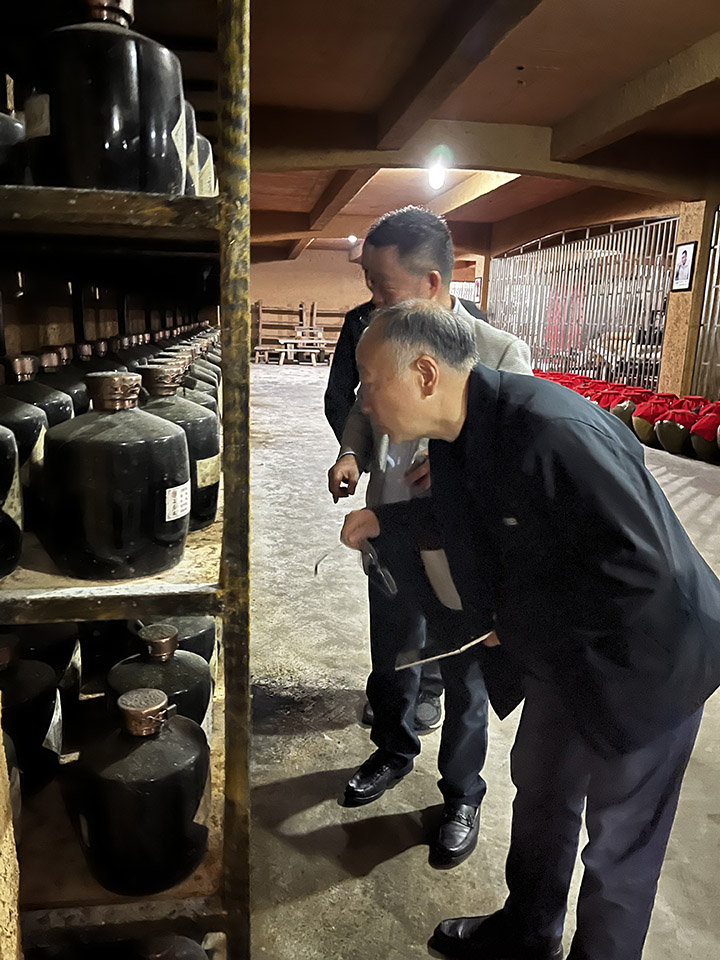 李后強(qiáng)調(diào)研儲(chǔ)酒室.jpg