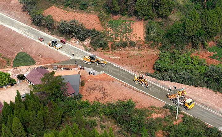 3筑路工人搶抓晴好天氣鋪筑農(nóng)村公路（無人機(jī)照片）.jpg