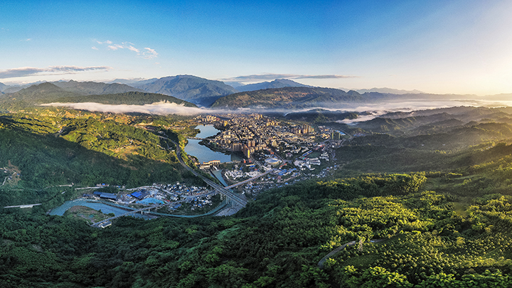 青山環(huán)抱的天全生態(tài)縣城   余樂攝.jpg