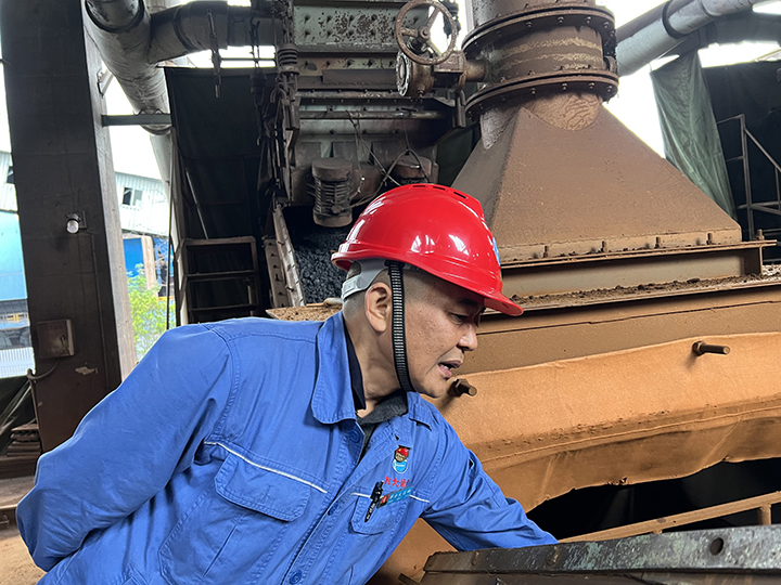 李翔時在煉鐵廠高爐槽下察看原料篩分情況  毛會 攝.jpg