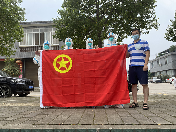 組織青年志愿服務(wù)隊(duì)奔赴抗疫一線.jpg