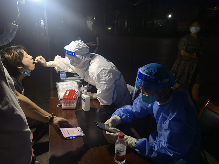 1667801651472474.jpg 志愿服務(wù)隊(duì)伍在戰(zhàn)“疫”一線協(xié)助核酸采集.jpg