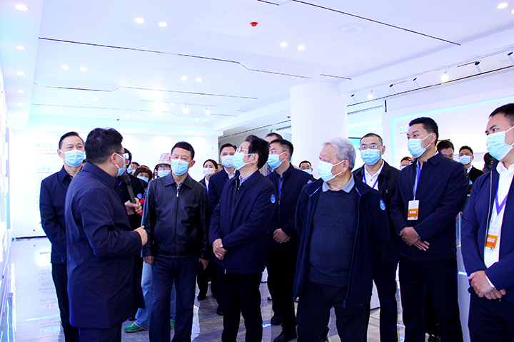 14與會嘉賓參觀天全鋰電池負極材料產(chǎn)業(yè)園.JPG