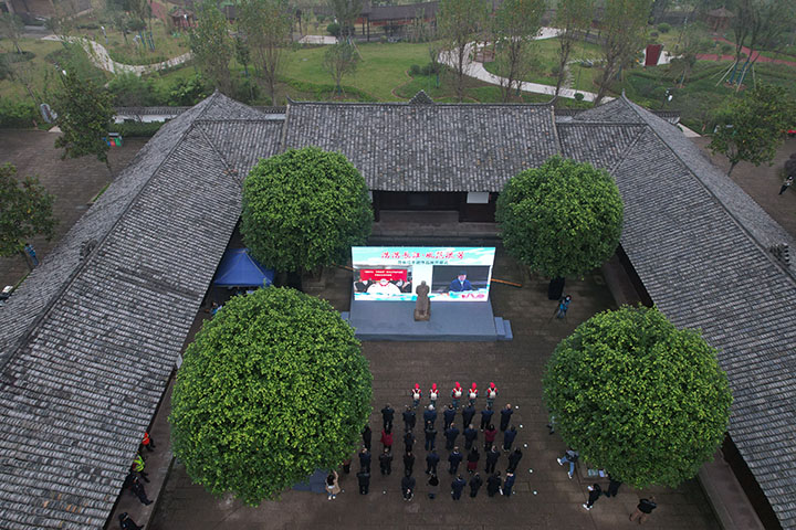 1)“浩浩長(zhǎng)江 風(fēng)范流芳——范長(zhǎng)江手跡作品展”在四川省內(nèi)江市東興區(qū)范長(zhǎng)江故居開幕.jpg