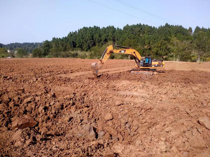 1669276206932124.jpg 3.挖掘機(jī)作業(yè).jpg