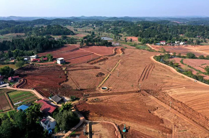 1669276222542810.jpg 1.飛鳳山村高標(biāo)準(zhǔn)農(nóng)田建設(shè)現(xiàn)場 .jpg