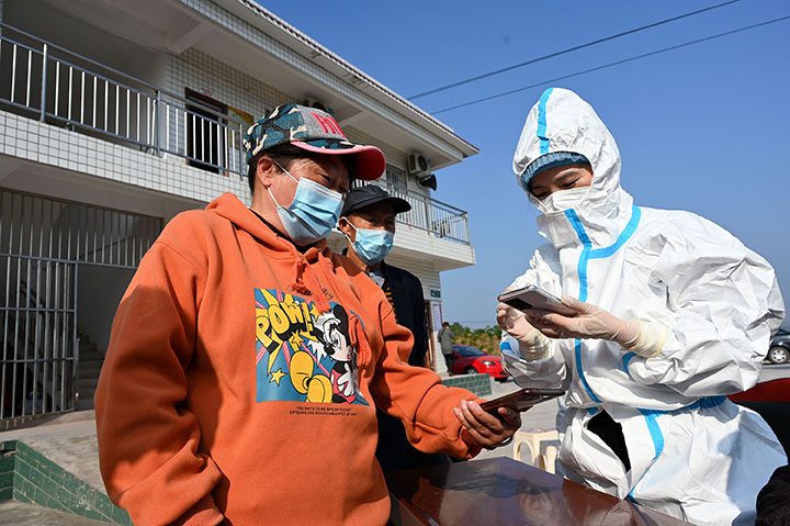 1)11月19日，內(nèi)江市東興區(qū)永興鎮(zhèn)蓮花村第一書記、村干部和志愿者正在為核酸采集村民掃碼登記信息.jpg