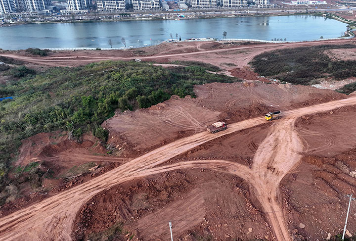 1670578787250208.jpg 2工程車奔忙在項(xiàng)目建設(shè)工地上.jpg