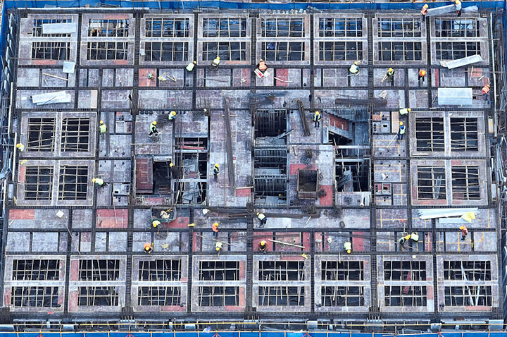 1670578806248904.jpg 5數(shù)十名建設(shè)者正在加快“軟件外包產(chǎn)業(yè)園”項(xiàng)目建設(shè).jpg