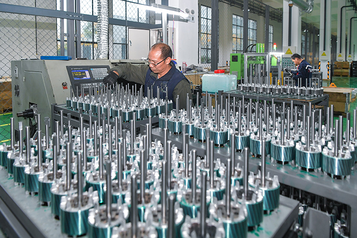 四川省廣安市廣安區(qū)臨港經(jīng)開區(qū)南洋電機公司生產(chǎn)車間，工人在生產(chǎn)電機配件  張國盛 攝.JPG