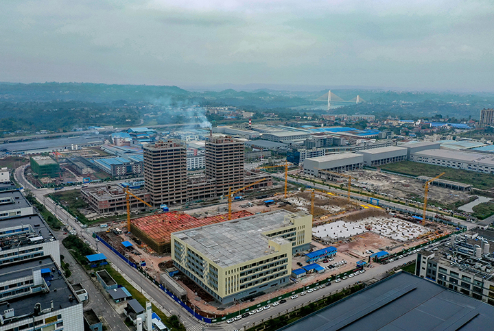 四川華鎣山經(jīng)開區(qū)內(nèi)即將竣工的“對渝合作筆記本電腦產(chǎn)業(yè)園”邱海鷹 劉南賢 攝.JPG