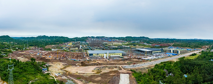 建設(shè)中的永祥股份10萬(wàn)噸高純晶硅項(xiàng)目  章綦 攝.JPG