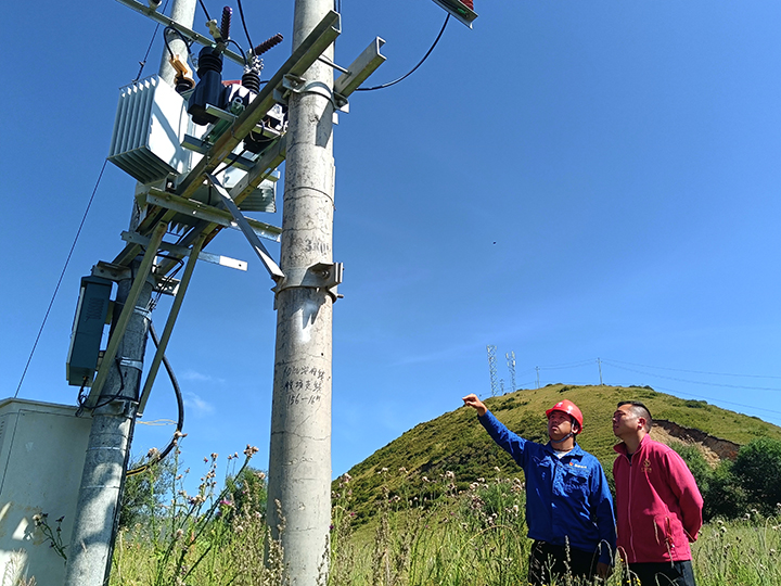 國網(wǎng)紅原縣供電公司工作人員檢查線路  黃世濤 攝.jpg