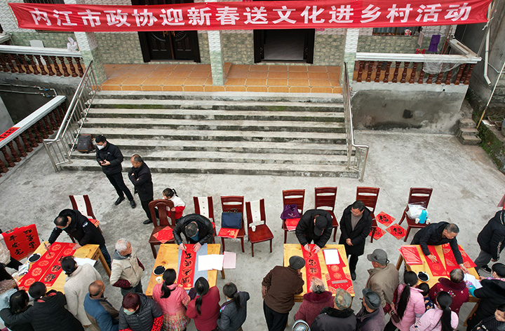 1)在內(nèi)江市東興區(qū)椑木鎮(zhèn)沙石村，書畫師正為群眾書寫春聯(lián) （無人機(jī)照片）.jpg