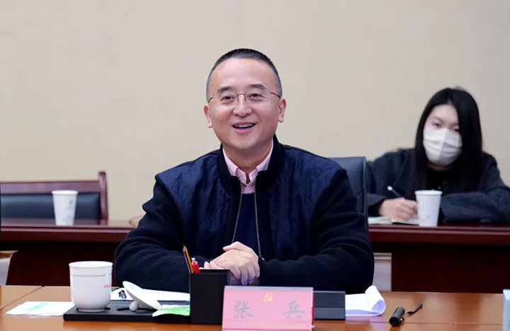 3 華西希望集團副總裁、特驅(qū)集團總裁、希望花舞集團董事長張兵表示繼續(xù)把雨城作為企業(yè)在雅安發(fā)展布局的重點區(qū)域.jpg