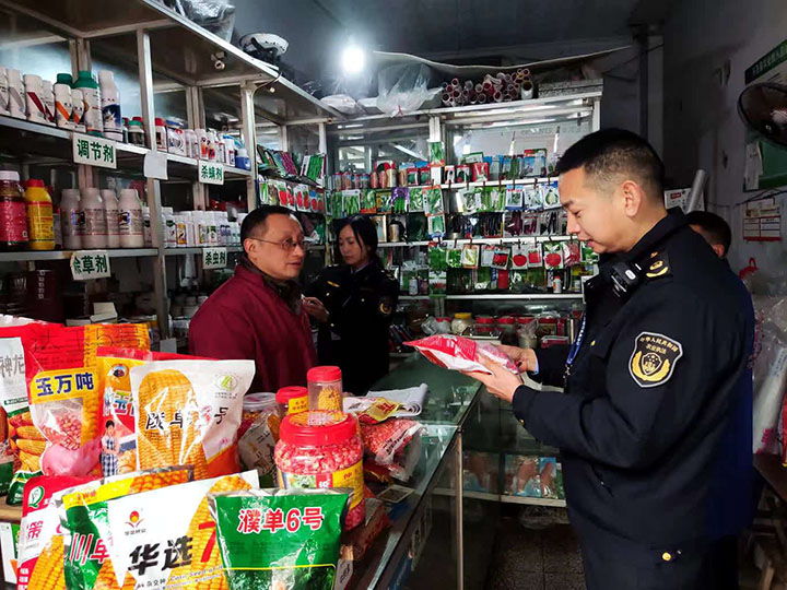 1675416444283816.jpg 2.執(zhí)法人員檢查肥料質(zhì)量.jpg