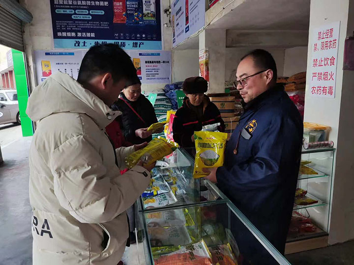 1675416466959794.jpg 3.執(zhí)法人員檢查種子包裝.jpg