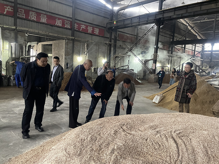 3李后強深入釀酒企業(yè)車間調(diào)研  錦文 攝.jpg