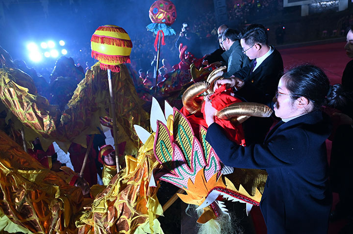 1675760007941939.jpg 2有關(guān)領(lǐng)導(dǎo)正在為龍頭掛彩.jpg