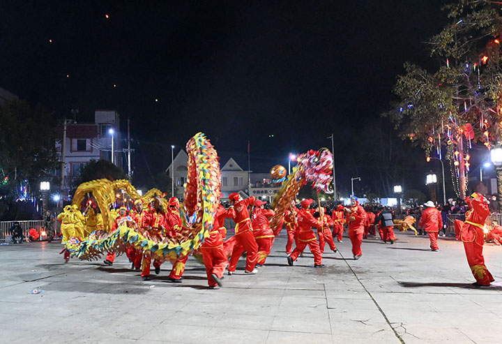 1675760010880495.jpg 3民間藝人正在進(jìn)行舞龍民俗表演.jpg
