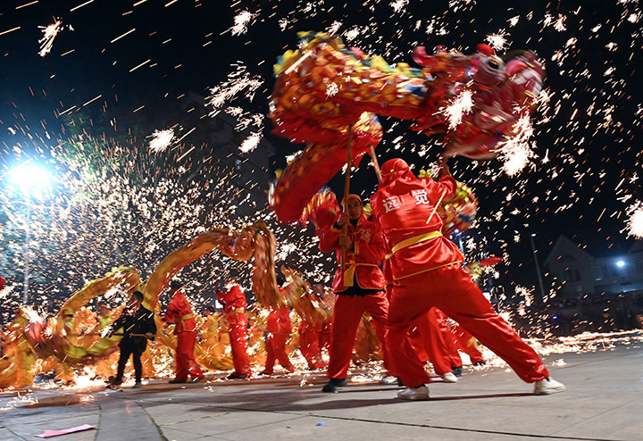 1675760013495355.jpg 4民間藝人在鐵花飛濺中舞龍鬧元宵.jpg