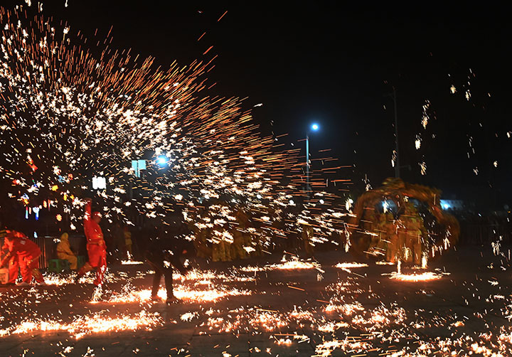 1675760016588925.jpg 5民間藝人進(jìn)行打鐵花民俗表演.jpg