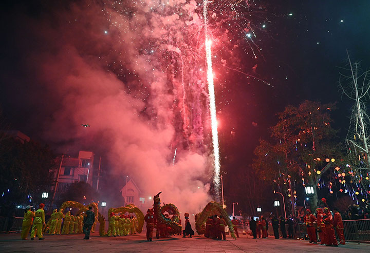 1675760020401351.jpg 6民間藝人在美麗的煙花升騰中進(jìn)行舞龍表演.jpg