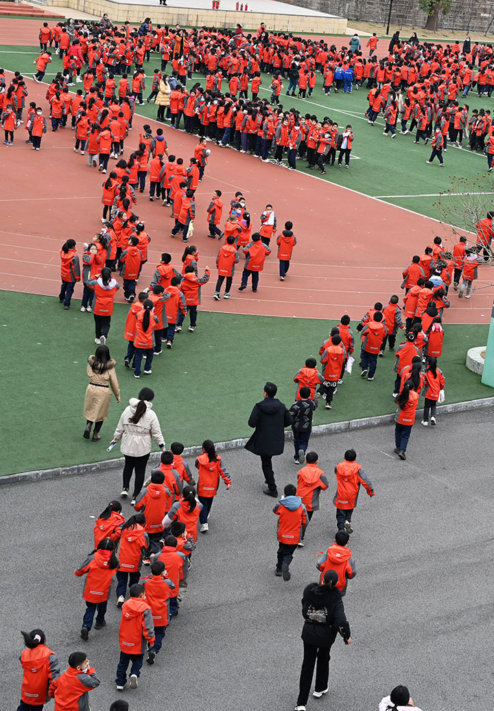 圖2  2月15日，四川省內(nèi)江市東興區(qū)陽光學校，該校學生在學校教師和“藍朋友”的引導下進行火災疏散逃生演練.jpg