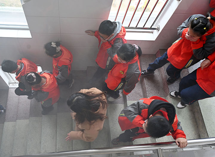 圖4  2月15日，四川省內(nèi)江市東興區(qū)陽光學校，該校學生在學校教師和“藍朋友”的引導下進行火災疏散逃生演練。.jpg