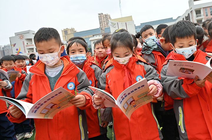 圖9 2月15日，四川省內(nèi)江市東興區(qū)陽光學校，區(qū)消防救援大隊“藍朋友”向學校師生贈送消防書籍，幫助學校師生更好地掌握消防安全知識。.jpg