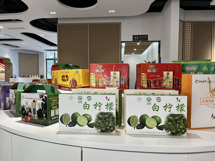 3 村史館里陳列的當?shù)靥禺a(chǎn).JPG