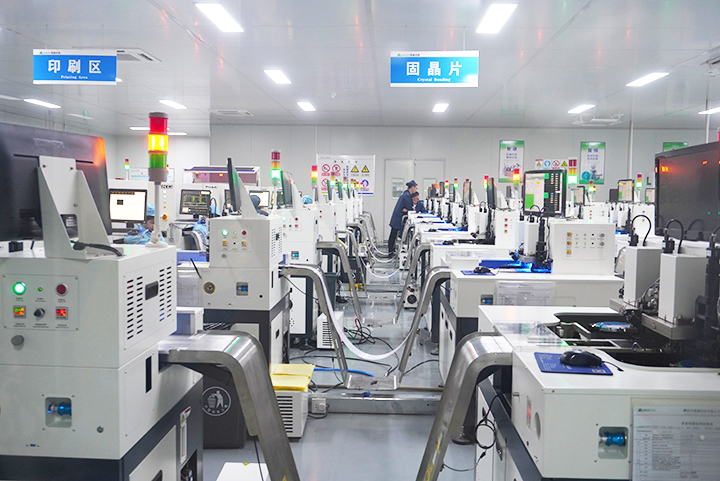 4鎂森科技的工作人員在生產(chǎn)線上忙碌 周淼葭 攝.JPG