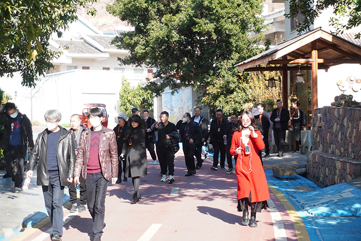 4四川鄉(xiāng)村文化藝術(shù)院嘉賓參觀走訪鹽邊縣紅格鎮(zhèn)昔格達村 羅梓毓 攝.JPG