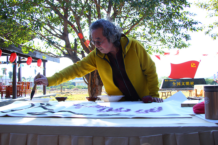 3書畫家在昔格達村現(xiàn)場作畫  周淼葭攝.JPG