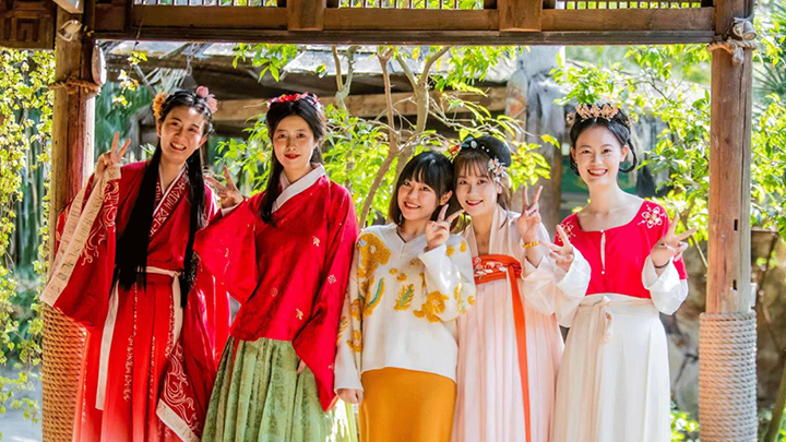 4總行機(jī)關(guān)開展“賞漢服文化 品優(yōu)雅之韻”三八女神節(jié)活動(dòng).png