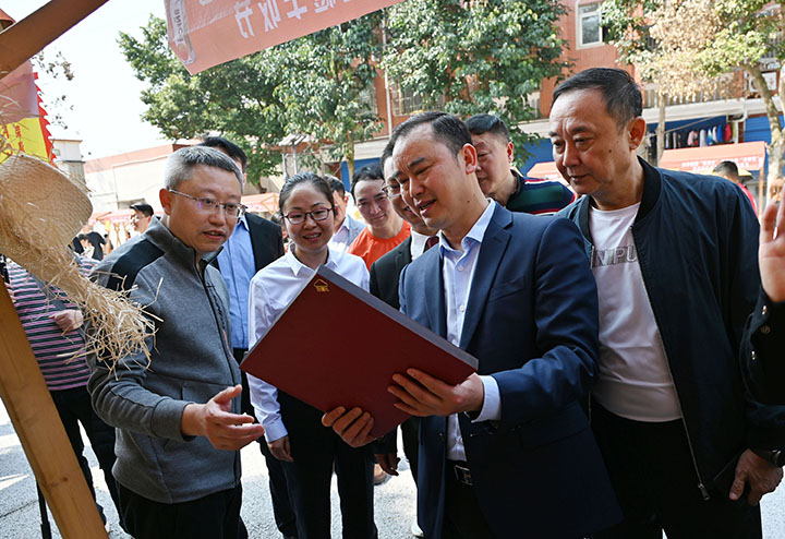 圖5 3月11日，重慶市榮昌區(qū)清流鎮(zhèn)清流社區(qū)，川渝兩地特色農(nóng)產(chǎn)品引起了人們的極大關(guān)注.jpg