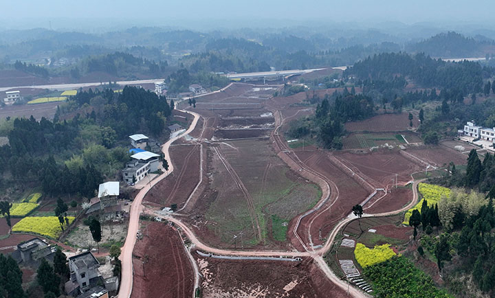 圖1  3月9日，內(nèi)江市東興區(qū)順河鎮(zhèn)觀音洞村，航拍正在建設(shè)的高標(biāo)準(zhǔn)農(nóng)田.jpg