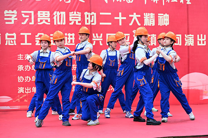 1679629662953044.jpg 1文藝工作者表演舞蹈《咱們工人有力量》.jpg